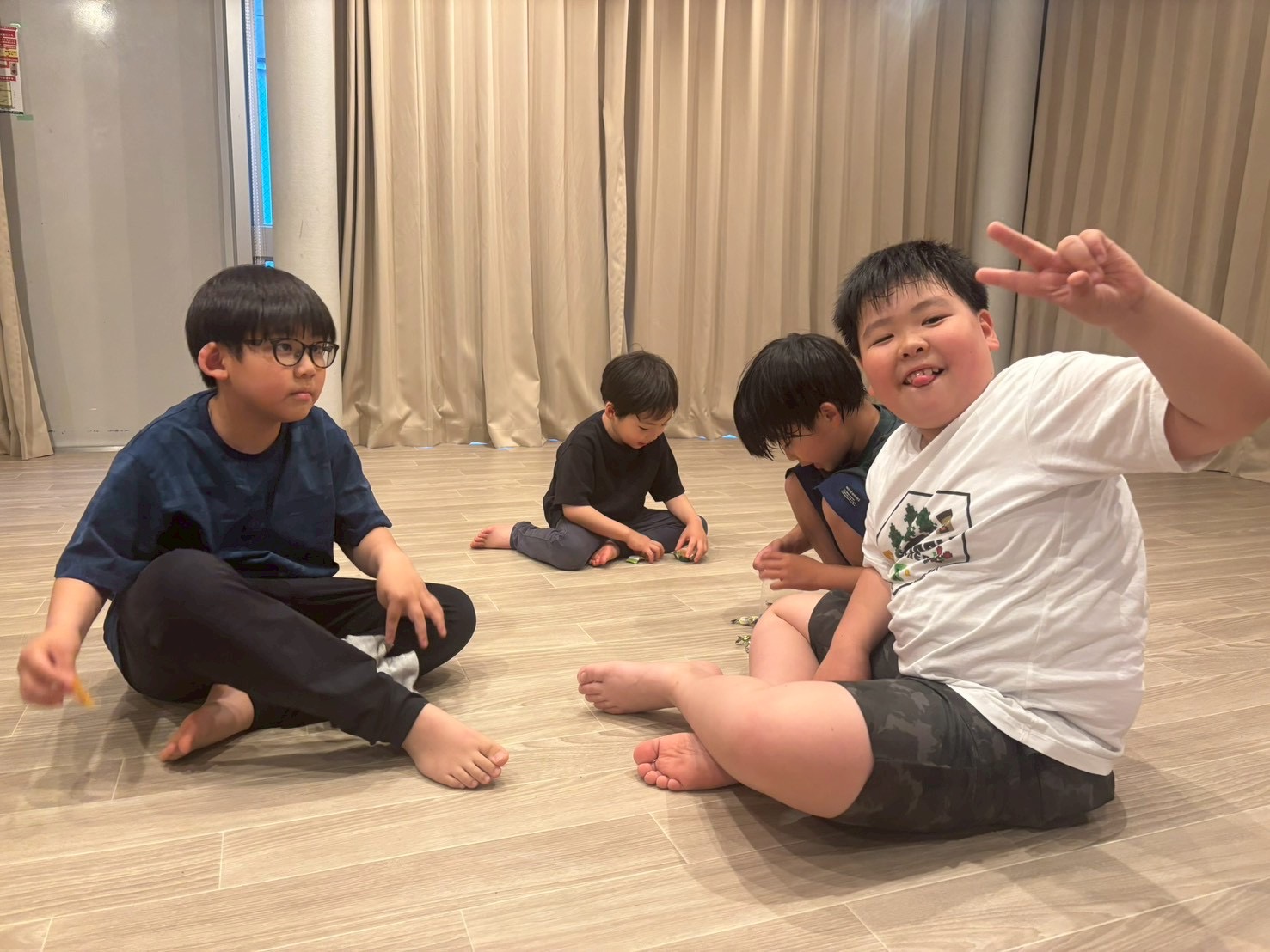 稽古の合間に笑顔で過ごす子どもたち