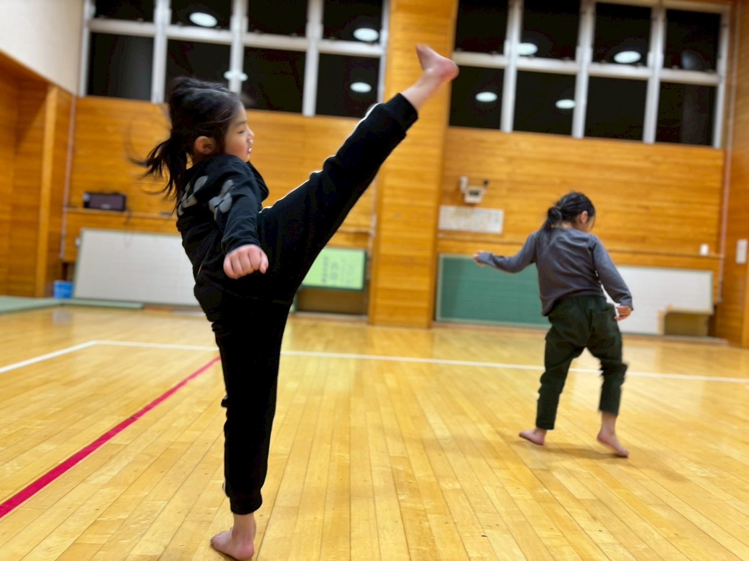 体育館で蹴りの稽古に励む子どもたち