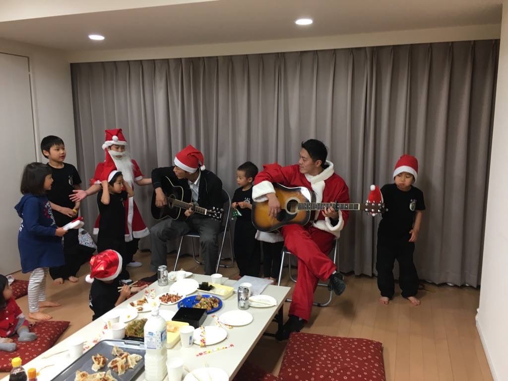 教室のクリスマス会で演奏を楽しむ様子