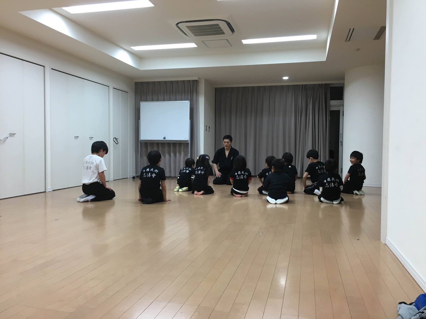 西山先生の前で正座して稽古を始める子どもたち