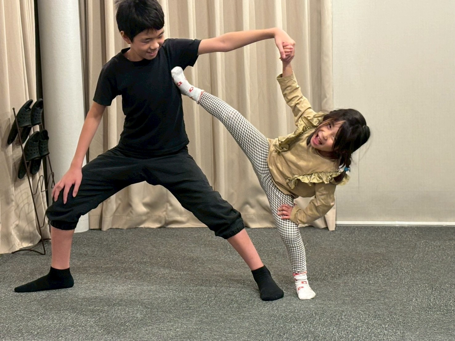 二人で柔軟の稽古に取り組む子どもたち